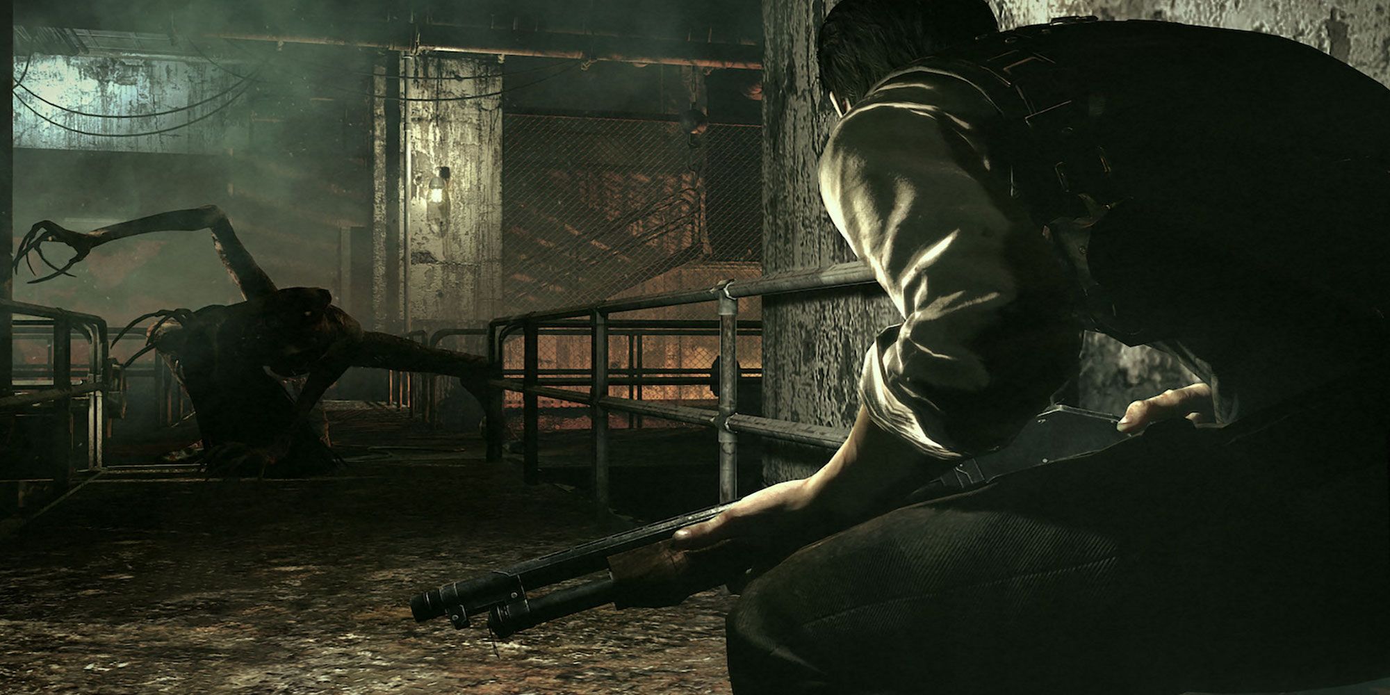 Người chơi đang cúi gần một kẻ thù (The Evil Within)