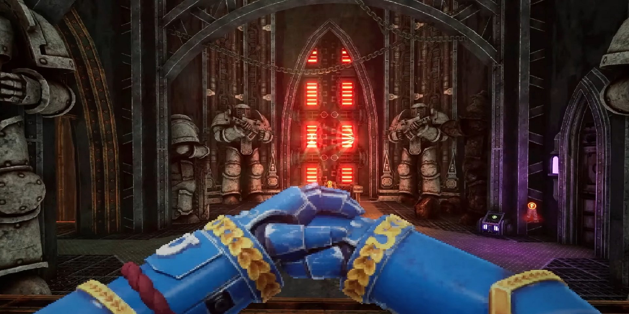 Warhammer 40K Boltgun Nắm đấm của Malum Caedo nắm chặt trước một bàn thờ